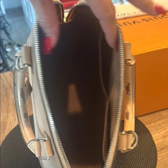 Louis Vuitton Beige Handbag - Picture 7 of 10